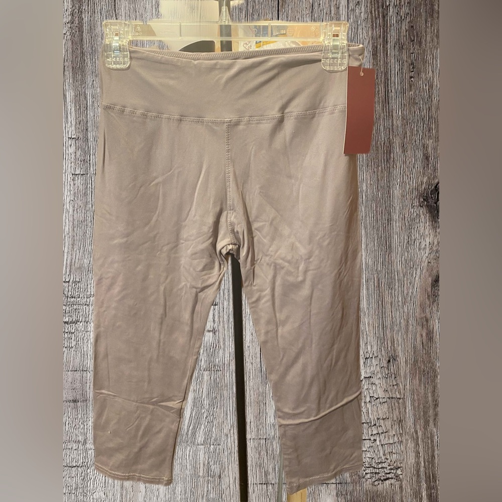 Women’s plus size light gray stretch capris, one size fits most XL-XXL. NWT